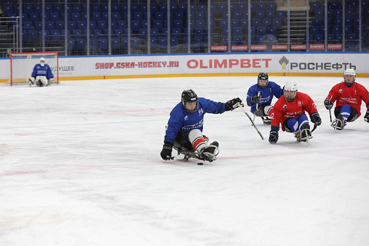 В Москве на Малой ледовой арене «ЦСКА» состоялся товарищеский матч по следж-хоккею между командами ветеранов СВО  «Мужество»  и «Звезда» 