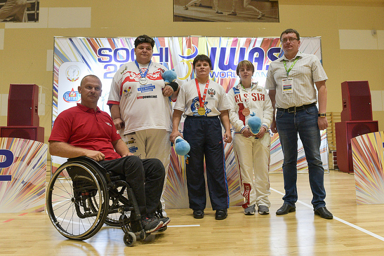 Во второй соревновательный день прошли церемонии награждения чемпионов и призеров Всемирных игр Международной спортивной федерации колясочников и ампутантов IWAS 2015 года в соревновании по легкой атлетике, плаванию, настольному теннису и армспорту