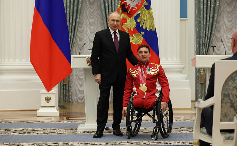 В Кремле Владимир Путин вручил государственные награды Российской Федерации победителям и призёрам ХIV Паралимпийских зимних игр 2026 года