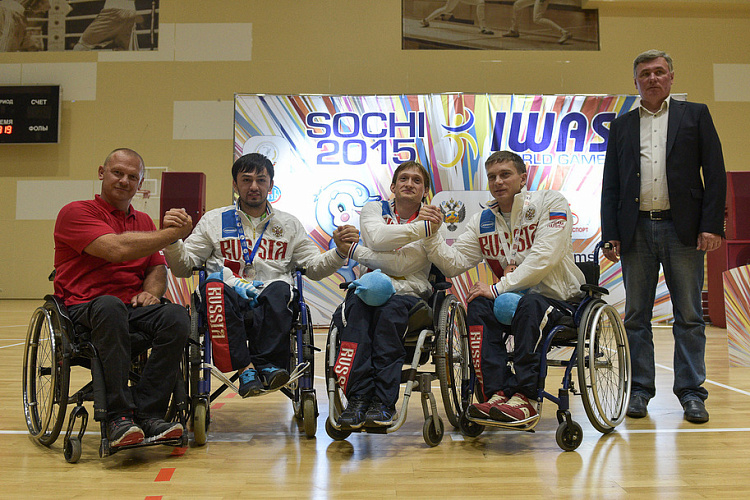 Во второй соревновательный день прошли церемонии награждения чемпионов и призеров Всемирных игр Международной спортивной федерации колясочников и ампутантов IWAS 2015 года в соревновании по легкой атлетике, плаванию, настольному теннису и армспорту