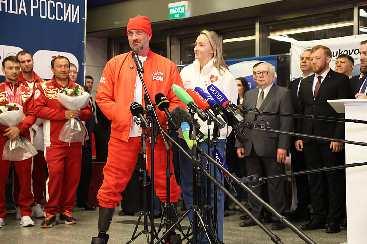 В аэропорту «Внуково» торжественно встретили паралимпийскую сборную России после XIV Паралимпийских зимних игр в Италии