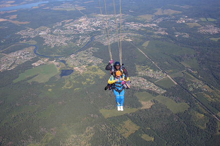 Члены Паралимпийской сборной России совершили прыжки с высоты 4000 м в тандеме с опытными инструкторами