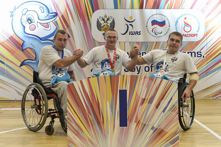 Во второй соревновательный день прошли церемонии награждения чемпионов и призеров Всемирных игр Международной спортивной федерации колясочников и ампутантов IWAS 2015 года в соревновании по легкой атлетике, плаванию, настольному теннису и армспорту