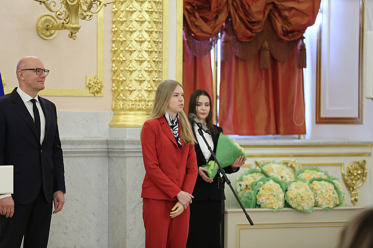 Заместитель председателя Правительства РФ Д.Н. Чернышенко, помощник Президента РФ И.Е. Левитин в Кремле вручили государственные награды спортсменам Паралимпийской сборной команды России по зимним видам спорта