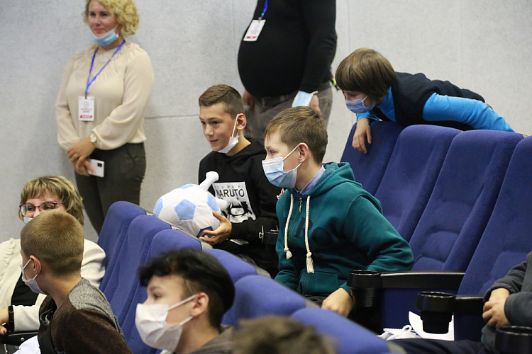 П.А. Рожков совместно с чемпионами и призерами Паралимпийских игр, в г. Дзержинске провели Паралимпийский урок для учеников Дзержинской специальной коррекционной школы