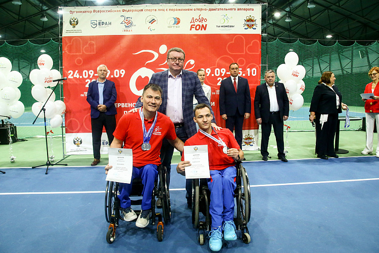 43 спортсмена из 11 регионов страны разыграли медали чемпионата России по теннису на колясках