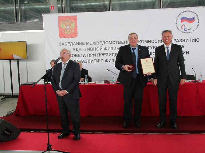В.П. Лукин и А.В. Кулаковский в рамках заседания Межведомственной комиссии по развитию адаптивной физической культуры и спорта Совета при Президенте РФ вручили памятную медаль Олимпиады и Паралимпиады 2014 г. в г. Сочи и грамоту Президента РФ к ней