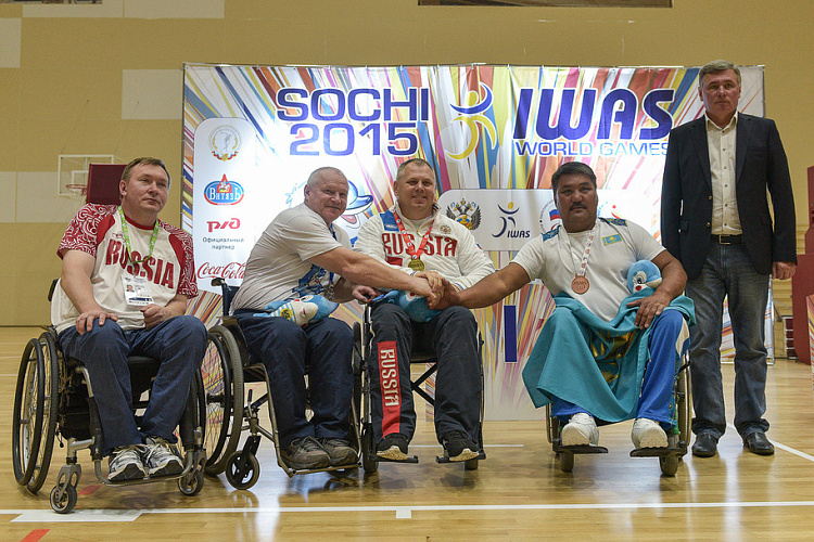 Во второй соревновательный день прошли церемонии награждения чемпионов и призеров Всемирных игр Международной спортивной федерации колясочников и ампутантов IWAS 2015 года в соревновании по легкой атлетике, плаванию, настольному теннису и армспорту