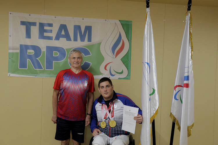 П.А. Рожков в Паралимпийской деревне вручил ленты чемпионов победителям Паралимпиады, а также памятные знаки всем спортсменам, завершившим выступления