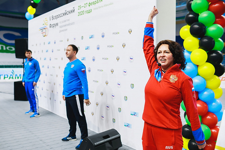  Более 80 детей-инвалидов вышли на зарядку с чемпионами Паралимпийских игр, чемпионатов мира и Европы в Ханты-Мансийске 