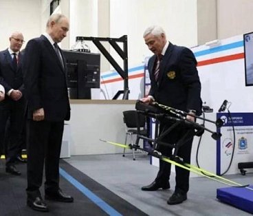 РИА Воронеж: Президенту Владимиру Путину показали сделанные в Воронеже сани для паралимпийцев