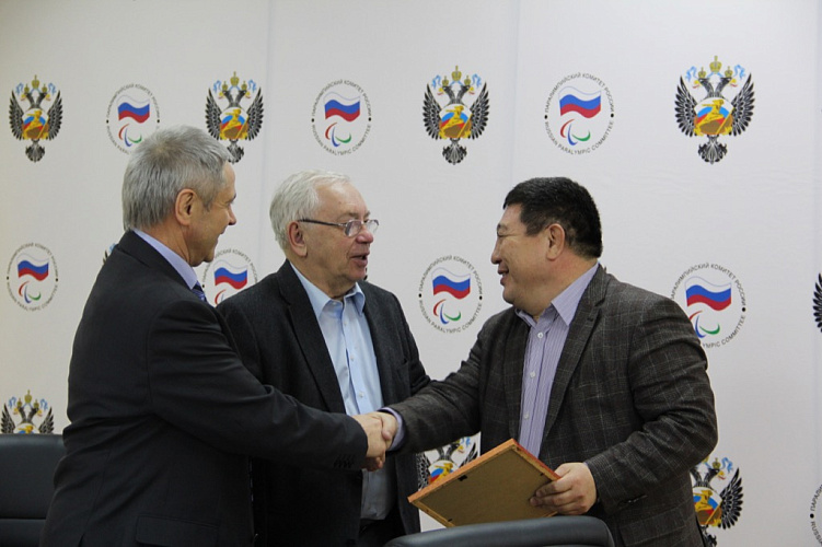 В.П. Лукин в зале Исполкома Дома паралимпийского спорта провел заседание Исполкома ПКР