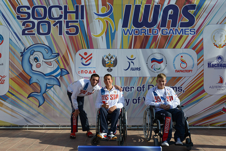 Во второй соревновательный день прошли церемонии награждения чемпионов и призеров Всемирных игр Международной спортивной федерации колясочников и ампутантов IWAS 2015 года в соревновании по легкой атлетике, плаванию, настольному теннису и армспорту