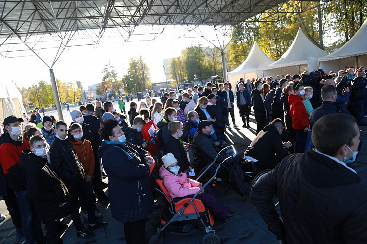 В Центральном парке культуры и отдыха г. Дзержинска чемпионы и призеры Паралимпийских игр провели мастер-классы для детей с ограниченными возможностями здоровья