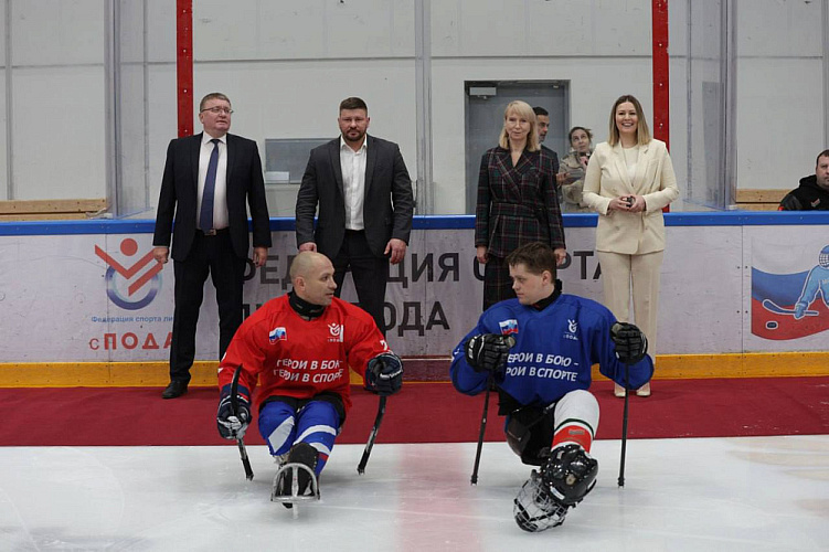 В Москве на Малой ледовой арене «ЦСКА» состоялся товарищеский матч по следж-хоккею между командами ветеранов СВО  «Мужество»  и «Звезда» 