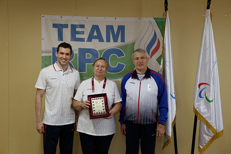 П.А. Рожков в Паралимпийской деревне вручил ленты чемпионов победителям Паралимпиады и памятные знаки ПКР «Участник XVI Паралимпийских игр»