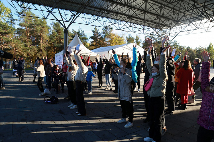 В Центральном парке культуры и отдыха г. Дзержинска чемпионы и призеры Паралимпийских игр провели мастер-классы для детей с ограниченными возможностями здоровья