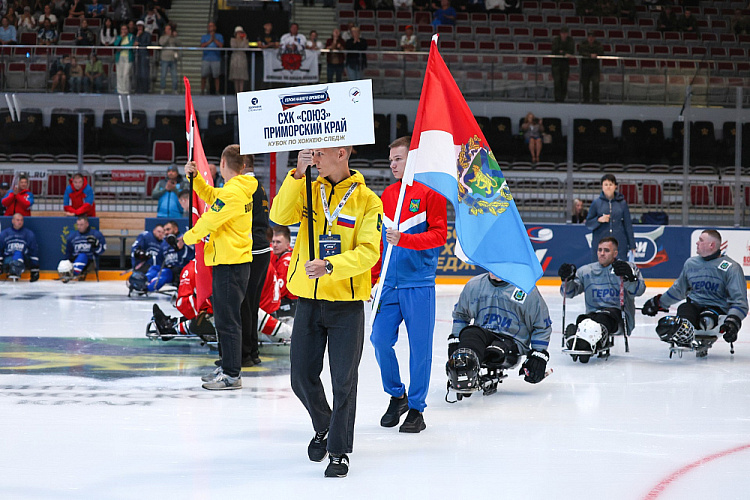 Во Владивостоке состоялось открытие Кубка по следж-хоккею среди ветеранов СВО «Герои нашего времени»