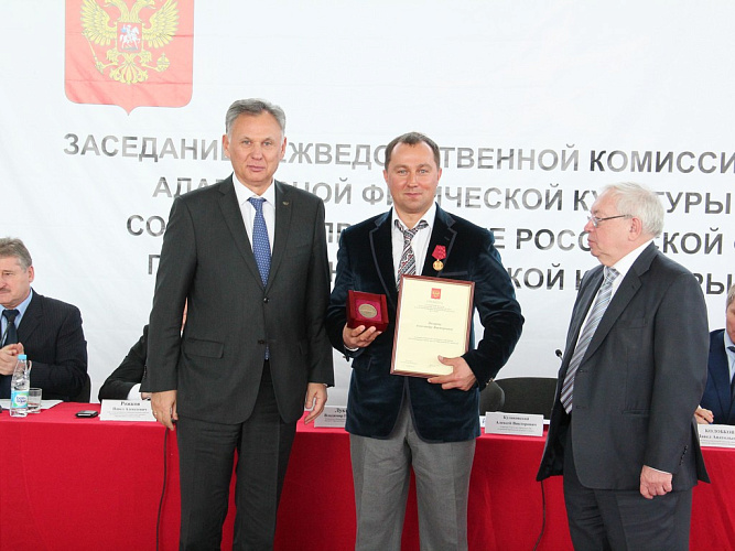 В.П. Лукин и А.В. Кулаковский в рамках заседания Межведомственной комиссии по развитию адаптивной физической культуры и спорта Совета при Президенте РФ вручили памятную медаль Олимпиады и Паралимпиады 2014 г. в г. Сочи и грамоту Президента РФ к ней