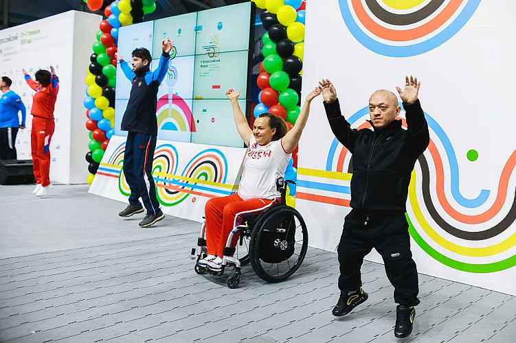  Более 80 детей-инвалидов вышли на зарядку с чемпионами Паралимпийских игр, чемпионатов мира и Европы в Ханты-Мансийске 