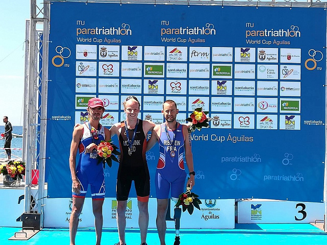 1 золотую, 3 серебряные и 1 бронзовую медали завоевали российские спортсмены на 2 этапе Кубка мира по паратриатлону в Испании