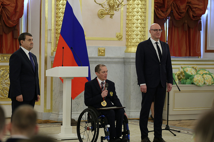 Заместитель председателя Правительства РФ Д.Н. Чернышенко, помощник Президента РФ И.Е. Левитин в Кремле вручили государственные награды спортсменам Паралимпийской сборной команды России по зимним видам спорта