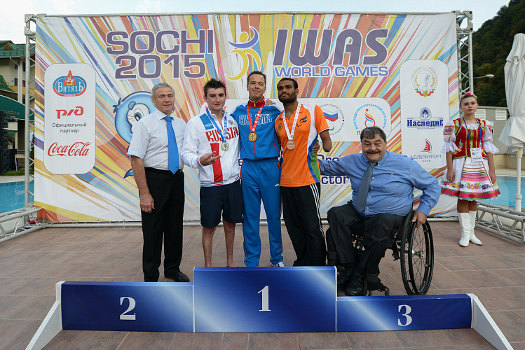 Во второй соревновательный день прошли церемонии награждения чемпионов и призеров Всемирных игр Международной спортивной федерации колясочников и ампутантов IWAS 2015 года в соревновании по легкой атлетике, плаванию, настольному теннису и армспорту