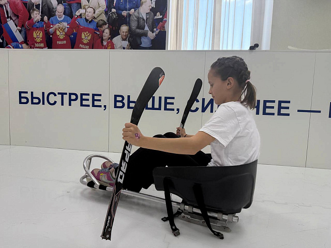 П.А. Рожков вручил призы победителям конкурса рисунков «День Великой Победы глазами детей», посвященного 80-летию Победы в Великой Отечественной войне