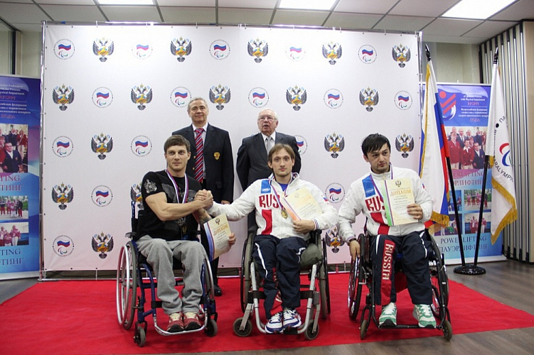 В.П. Лукин, П.А. Рожков, О.В. Семенова в УСЗ «Паралимпийский» провели церемонии награждения и закрытия чемпионата и Первенства России по армспорту среди спортсменов с ПОДА