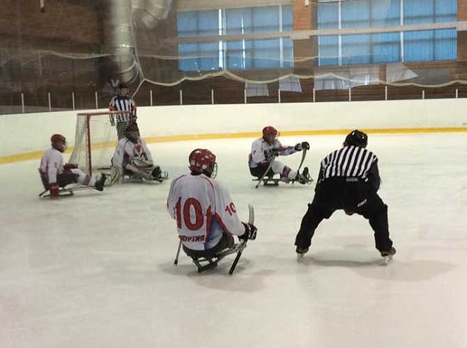 Команды "Югра" и "Феникс" в очном споре определят победителя первого круга чемпионата России по хоккею-следж 