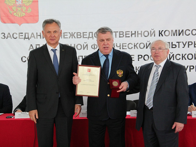 В.П. Лукин и А.В. Кулаковский в рамках заседания Межведомственной комиссии по развитию адаптивной физической культуры и спорта Совета при Президенте РФ вручили памятную медаль Олимпиады и Паралимпиады 2014 г. в г. Сочи и грамоту Президента РФ к ней