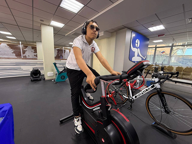 П.А. Рожков вручил призы победителям конкурса рисунков «День Великой Победы глазами детей», посвященного 80-летию Победы в Великой Отечественной войне