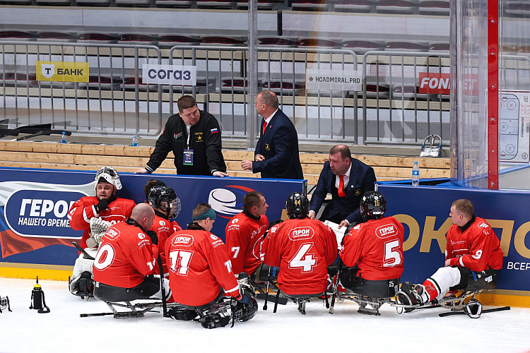 Во Владивостоке состоялось открытие Кубка по следж-хоккею среди ветеранов СВО «Герои нашего времени»