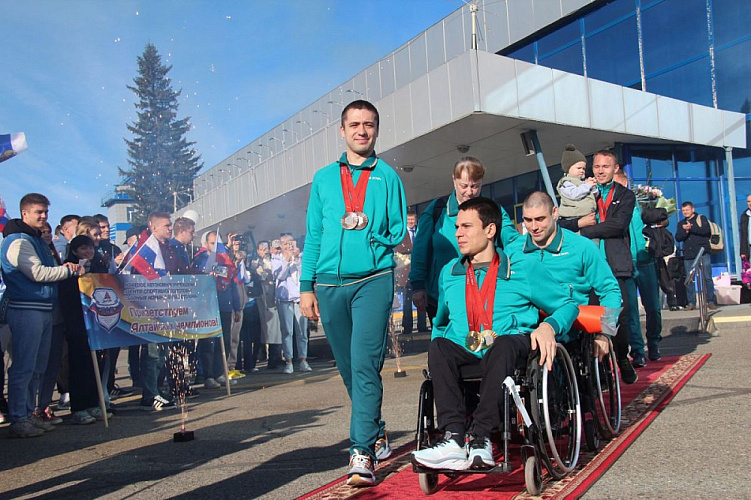 Алтайский спорт: Паралимпийцы вернулись домой. Барнаул встретил героев Парижа Алтайский спорт: Паралимпийцы вернулись домой. Барнаул встретил героев Парижа
