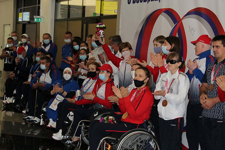 В Москву с Паралимпийских игр в Токио прибыла вторая группа спортсменов команды ПКР