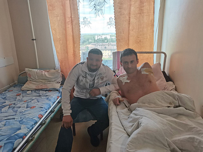 Паралимпийский чемпион А. Юсупов навестил раненых бойцов и детей в луганском госпитале
