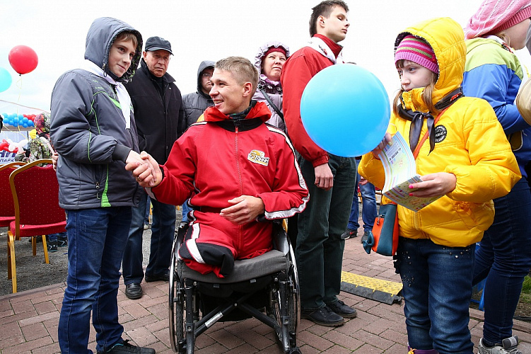 О.В. Семенова, А.В. Назаров, чемпионы и призеры Паралимпиады - 2014 в Кемеровской области провели паралимпийский урок для детей с ограниченными возможностями здоровья