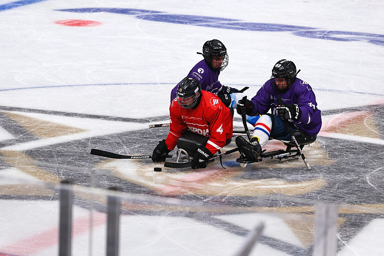 Во Владивостоке состоялось открытие Кубка по следж-хоккею среди ветеранов СВО «Герои нашего времени»
