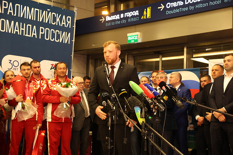В аэропорту «Внуково» торжественно встретили паралимпийскую сборную России после XIV Паралимпийских зимних игр в Италии