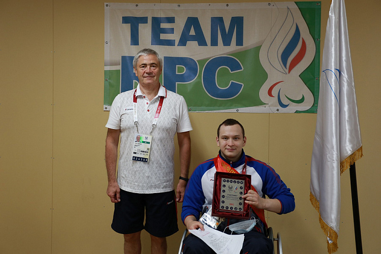 П.А. Рожков в Паралимпийской деревне вручил ленты чемпионов победителям Паралимпиады и памятные знаки ПКР «Участник XVI Паралимпийских игр»