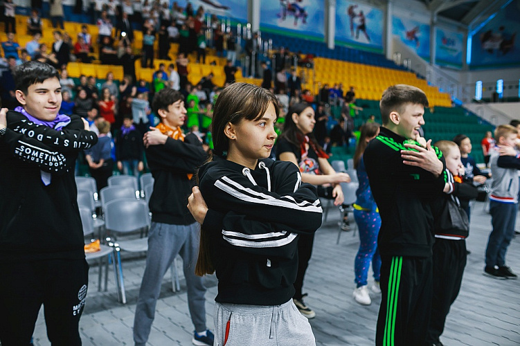  Более 80 детей-инвалидов вышли на зарядку с чемпионами Паралимпийских игр, чемпионатов мира и Европы в Ханты-Мансийске 