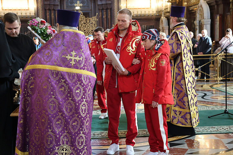 В Храме Христа Спасителя П.А. Рожков, победители и призеры зимних Паралимпийских игр и их близкие приняли участие в благодарственном молебне
