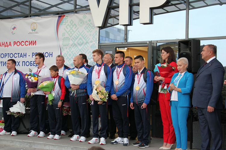Паралимпийских чемпионов из Башкортостана встретили в уфимском аэропорту