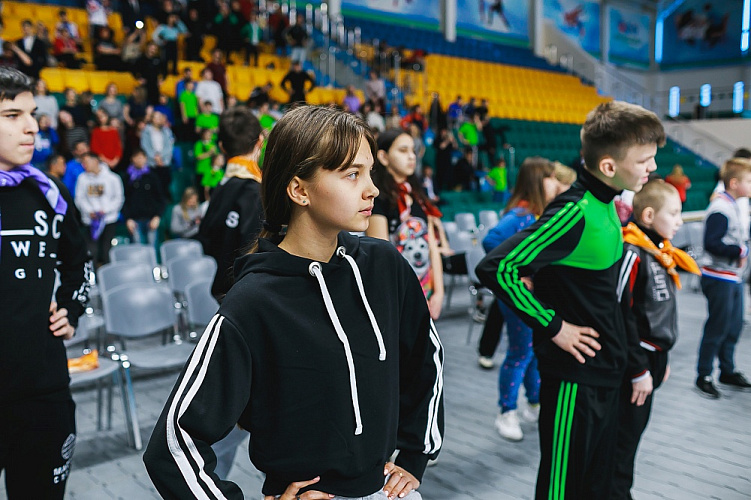  Более 80 детей-инвалидов вышли на зарядку с чемпионами Паралимпийских игр, чемпионатов мира и Европы в Ханты-Мансийске 