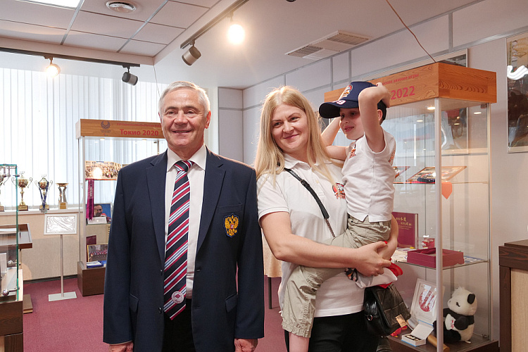 П.А. Рожков вручил призы победителям конкурса рисунков «День Великой Победы глазами детей», посвященного 80-летию Победы в Великой Отечественной войне