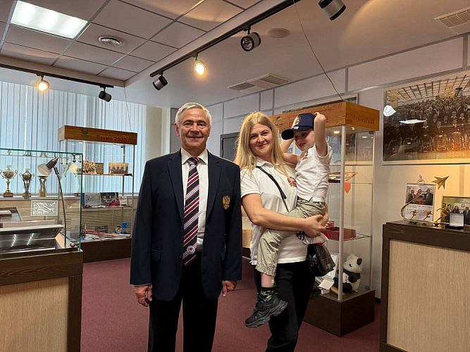 П.А. Рожков вручил призы победителям конкурса рисунков «День Великой Победы глазами детей», посвященного 80-летию Победы в Великой Отечественной войне