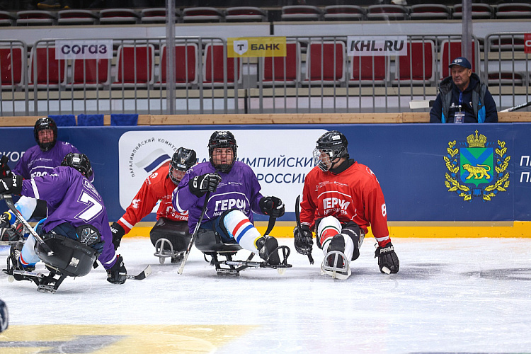 Во Владивостоке состоялось открытие Кубка по следж-хоккею среди ветеранов СВО «Герои нашего времени»