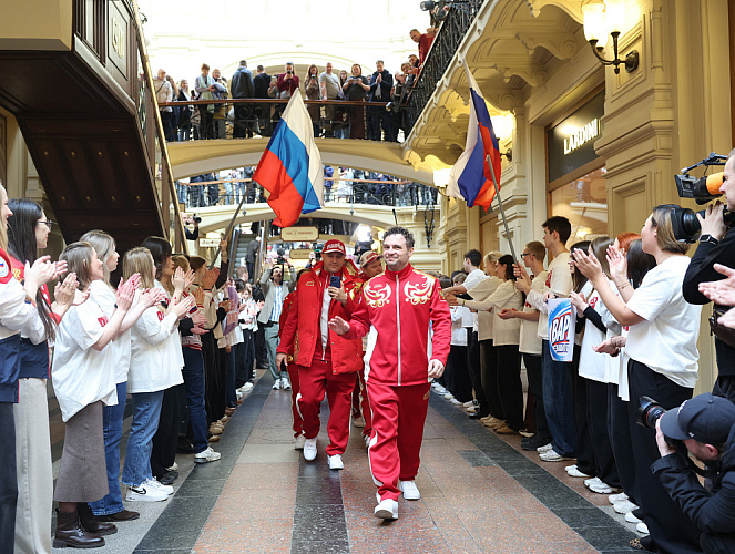 Торжественная встреча Паралимпийской команды России прошла в ГУМе на Красной площади