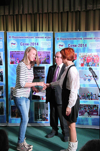 В.П. Лукин, П.А. Рожков и Е.Г. Кволек вручили сертификаты на отдых участникам XI Паралимпийских зимних игр 2014 г. в г. Сочи, которые заняли 4 место