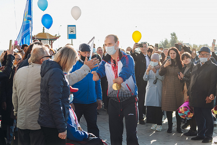 2-кратный Паралимпийский чемпион по велогонкам Михаил Асташов и бронзовый призер Паралимпийских игр по стрельбе из лука Баир Шигаев вернулись в Бурятию